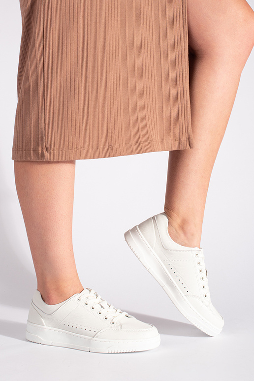 weiße Lederschuhe mit hohem Plateau