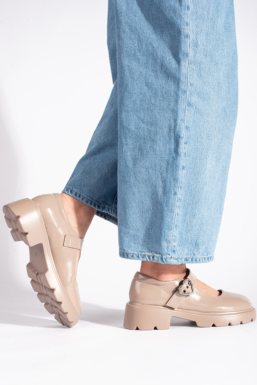 Beige Mokassins mit Lackeffekt auf... Beige Mokassins mit Lackeffekt auf...