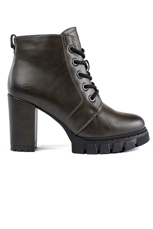 Khakifarbene Damenschuhe auf einer...