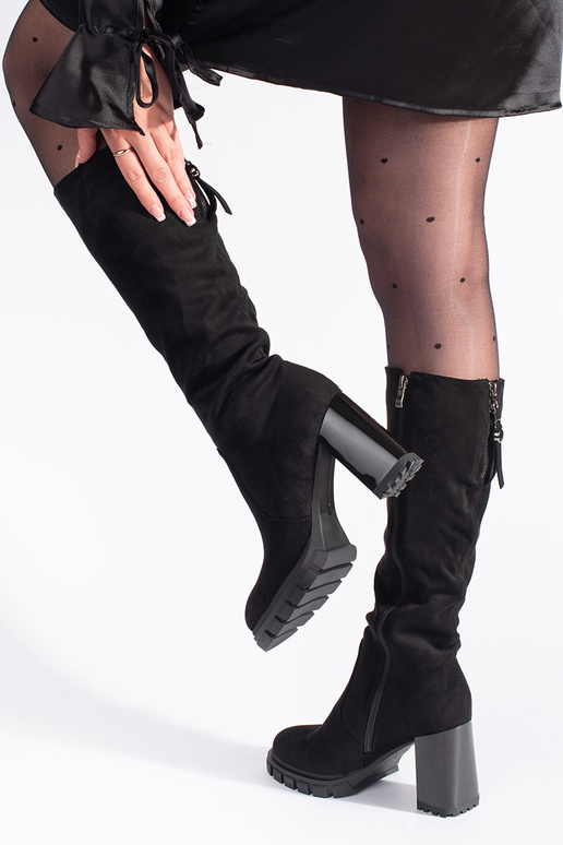 bottines en daim noires sur le talon bottines en daim noires sur le talon