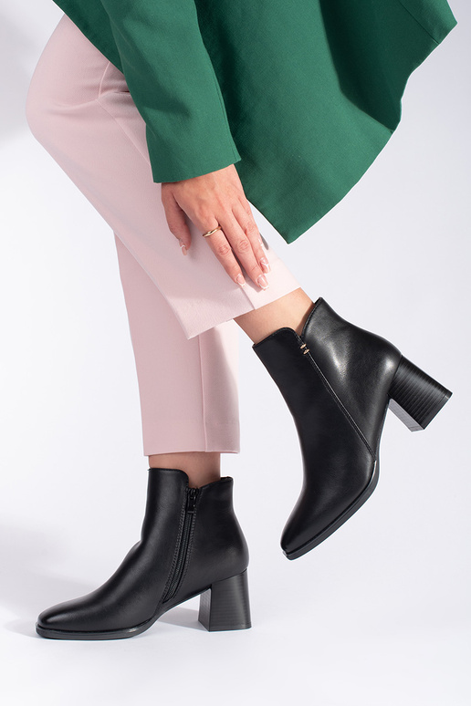 schwarze Damenschuhe auf High Heels