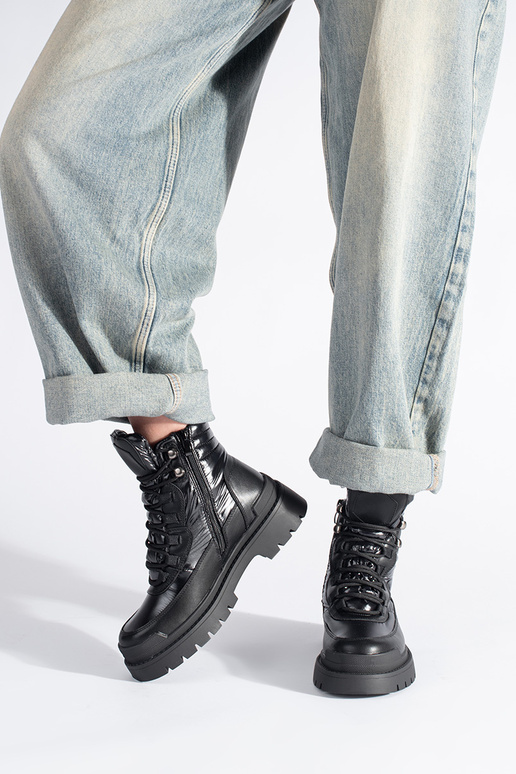 chaussures noires à semelle épaisse... chaussures noires à semelle épaisse...