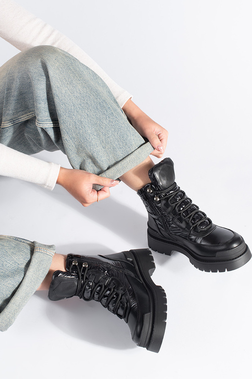 chaussures noires à semelle épaisse... chaussures noires à semelle épaisse...