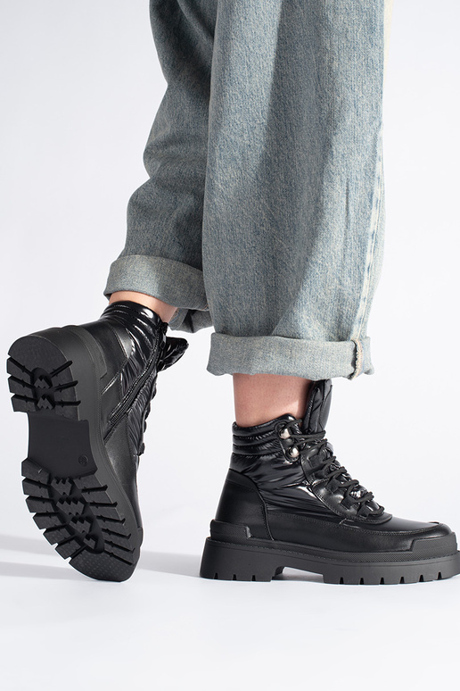 chaussures noires à semelle épaisse... chaussures noires à semelle épaisse...