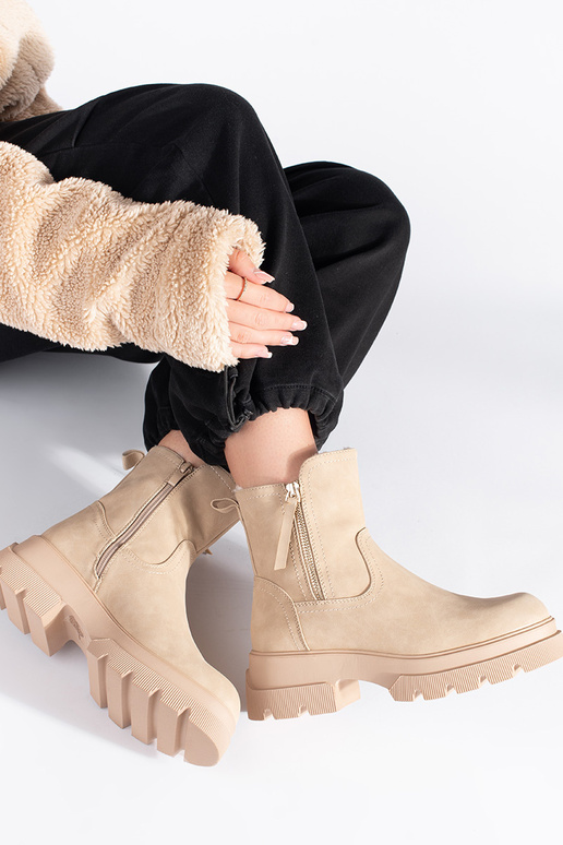 Beige Damenschuhe isoliert von Sergio...