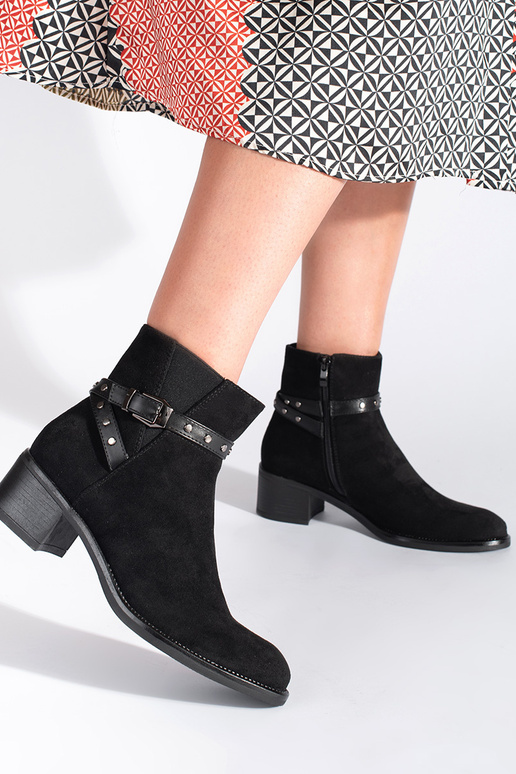 Chaussures à talons bas en daim noir... Chaussures à talons bas en daim noir...