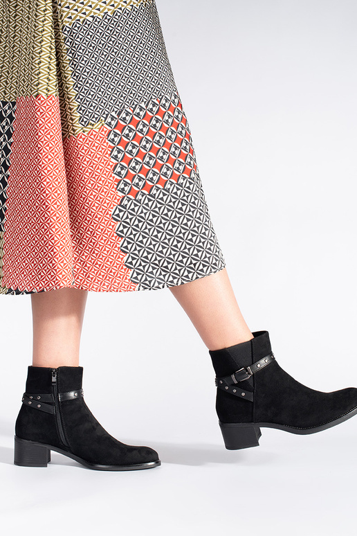 zwarte suède schoenen met lage hak... zwarte suède schoenen met lage hak...