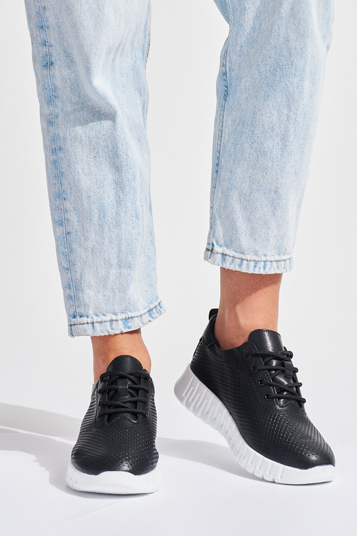 avec des éléments ajourés chaussures... avec des éléments ajourés chaussures...