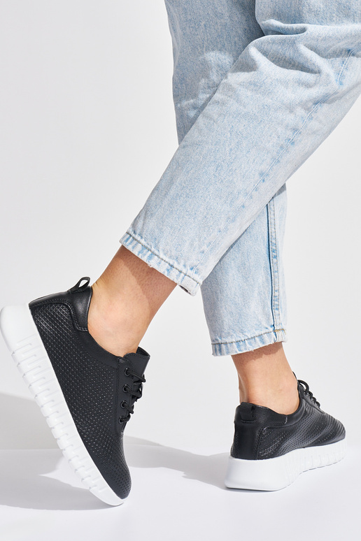 avec des éléments ajourés chaussures... avec des éléments ajourés chaussures...