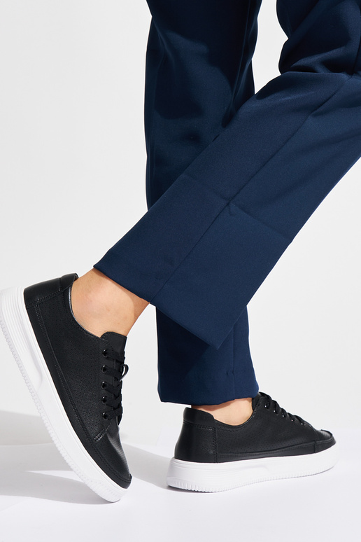 Chaussures en cuir ajouré de couleur... Chaussures en cuir ajouré de couleur...