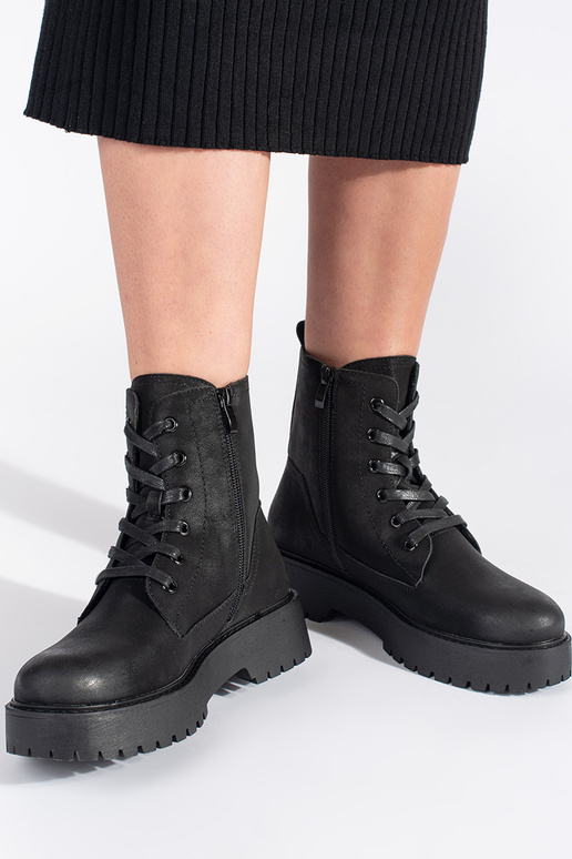 schZuarze Farbe Stiefel mit einer... schZuarze Farbe Stiefel mit einer...