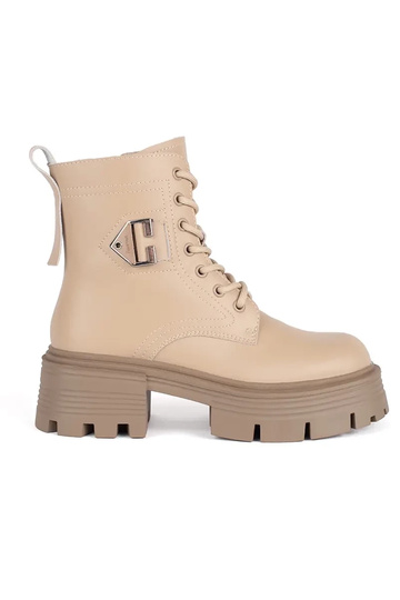 Leer beige laarzen op een...