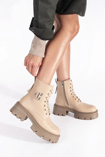 Leer beige laarzen op een... 2