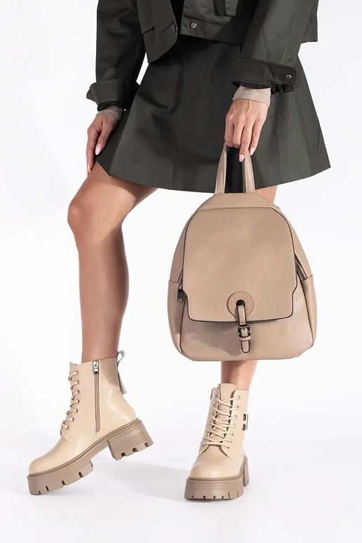 Haut Beige Schuhe auf einer dicken Sohle Haut Beige Schuhe auf einer dicken Sohle
