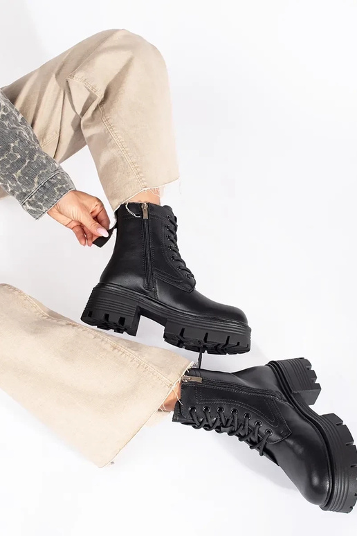 Peau couleur noire chaussures sur une... Peau couleur noire chaussures sur une...