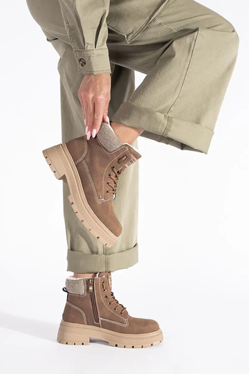 braune Farbe isolieren Stiefel 2