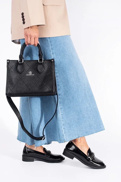 mit Lackeffekt schZuarze Farbe...