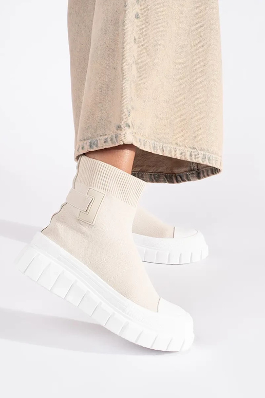 Elfenbeinfarbene hohe Plateaustiefel