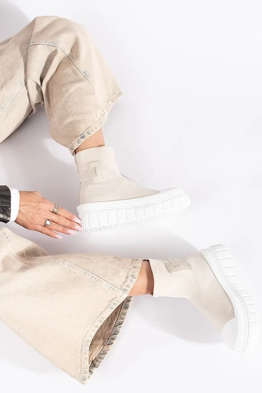 Elfenbeinfarbene hohe Plateaustiefel