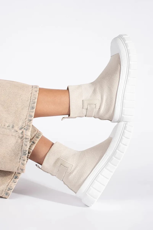 Elfenbeinfarbene hohe Plateaustiefel