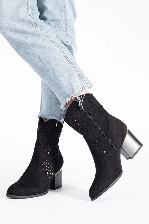 avec des éléments ajourés chaussures... avec des éléments ajourés chaussures...