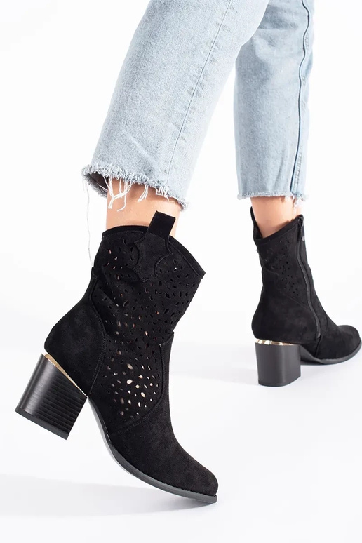 avec des éléments ajourés chaussures... avec des éléments ajourés chaussures...