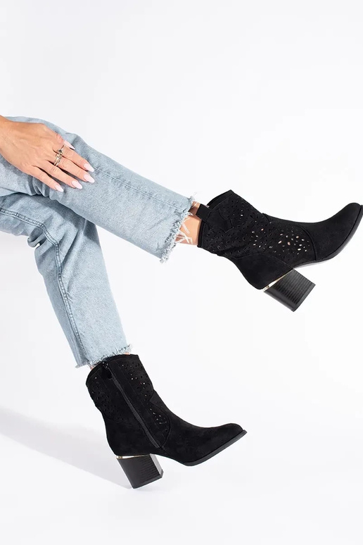 avec des éléments ajourés chaussures... avec des éléments ajourés chaussures...