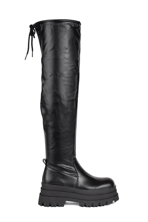 couleur noire mousquetaires avec une...