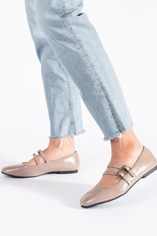 beige laqué ballerines avec fermoir beige laqué ballerines avec fermoir