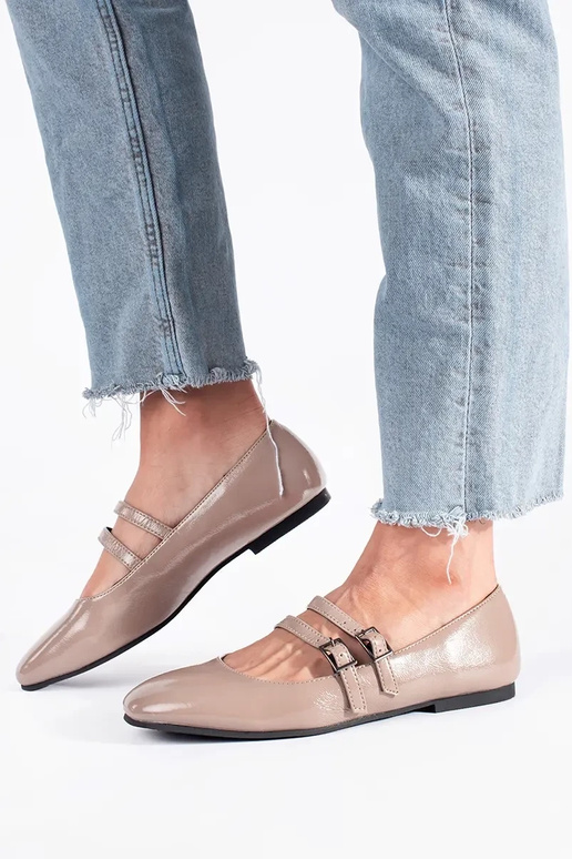 beige laqué ballerines avec fermoir beige laqué ballerines avec fermoir