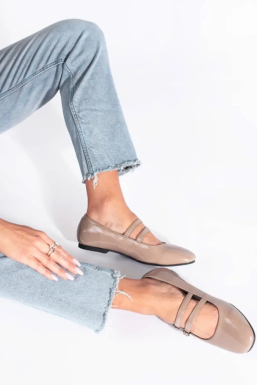 beige gelakt ballerinas met sluiting