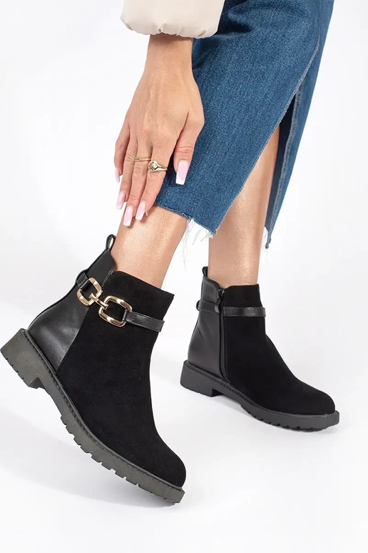 Schwarze Damenschuhe mit dekorativer... Schwarze Damenschuhe mit dekorativer...