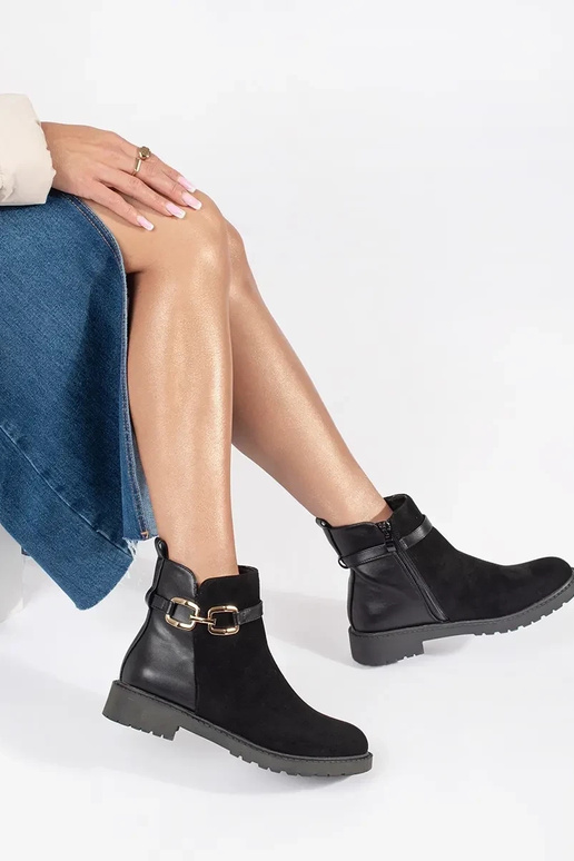 Schwarze Damenschuhe mit dekorativer... Schwarze Damenschuhe mit dekorativer...