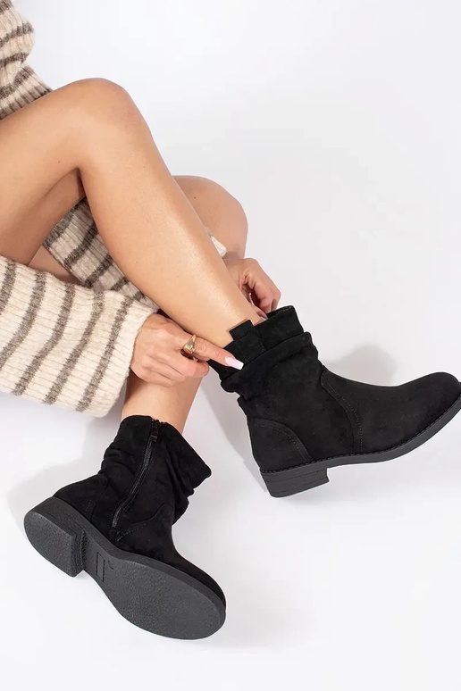 Schwarze Wildlederstiefel im Cowboy-Stil Schwarze Wildlederstiefel im Cowboy-Stil