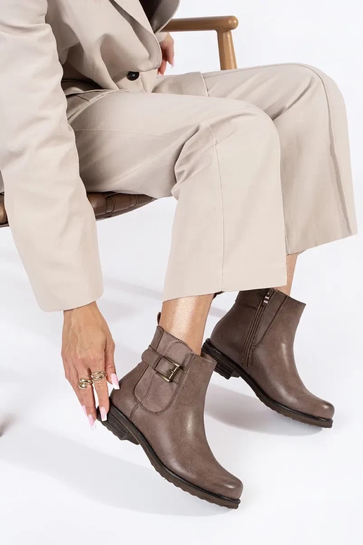 chaussures pour femmes marron sur un... chaussures pour femmes marron sur un...