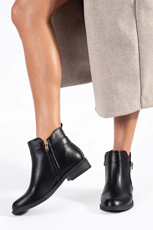 Schwarze Damenschuhe mit goldenen... Schwarze Damenschuhe mit goldenen...