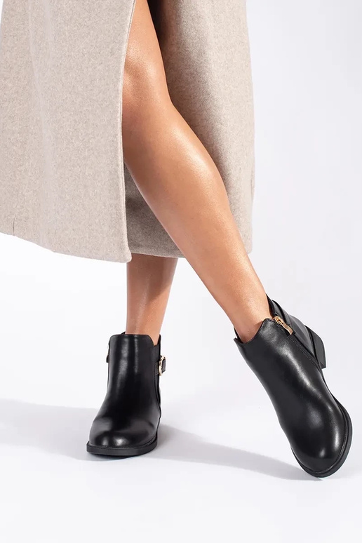 Chaussures femme noires avec éléments... Chaussures femme noires avec éléments...