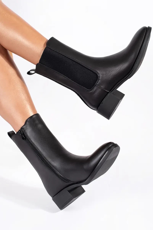 schwarze Damenschuhe auf einem... schwarze Damenschuhe auf einem...