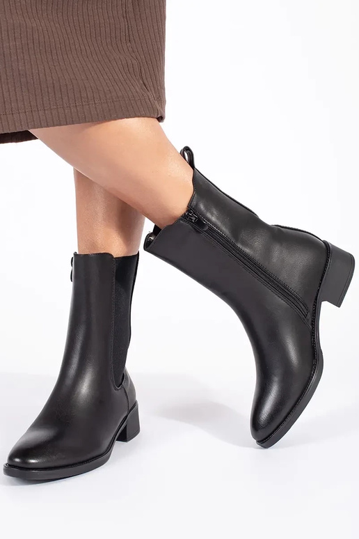 zwarte damesschoenen op een lage paal zwarte damesschoenen op een lage paal