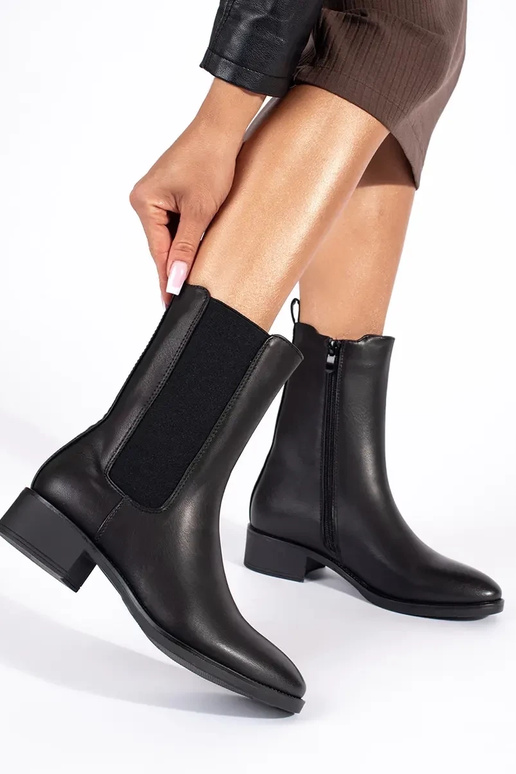 schwarze Damenschuhe auf einem... schwarze Damenschuhe auf einem...