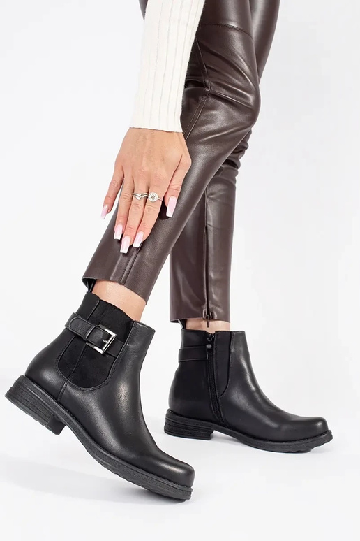 Damesschoenen met lage hakken en... Damesschoenen met lage hakken en...