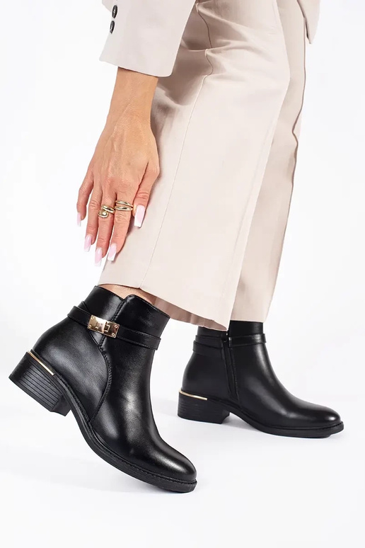 schwarze Damenschuhe mit goldenen... schwarze Damenschuhe mit goldenen...