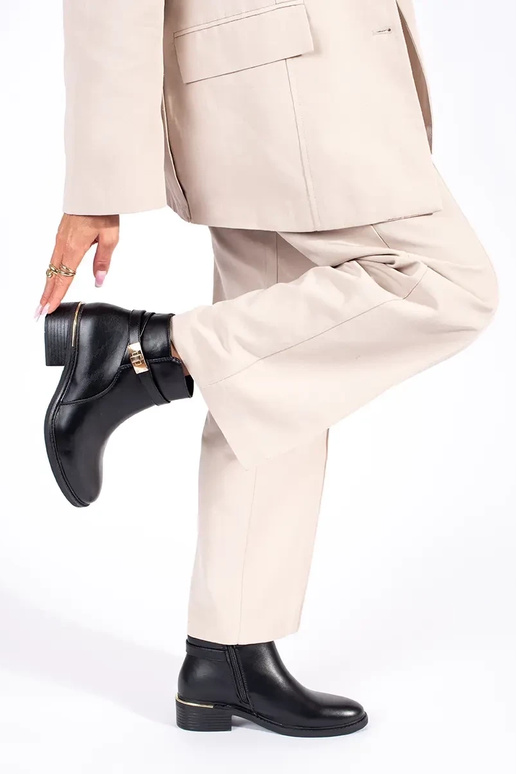 schwarze Damenschuhe mit goldenen... schwarze Damenschuhe mit goldenen...