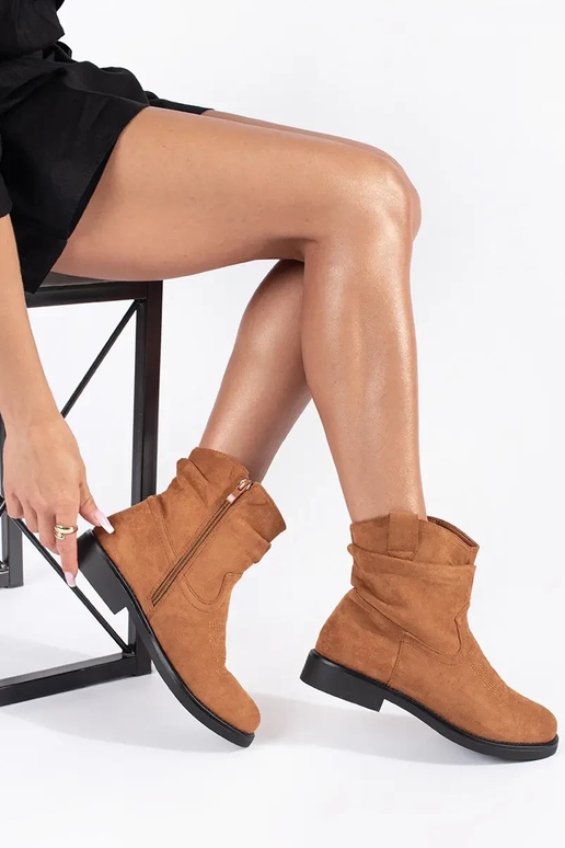 Bottes de cow-boy en daim marron pour... Bottes de cow-boy en daim marron pour...