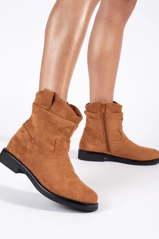 Bottes de cow-boy en daim marron pour... Bottes de cow-boy en daim marron pour...