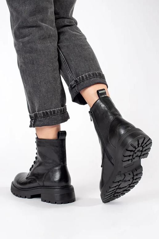 Chaussures à plateforme en cuir noir...