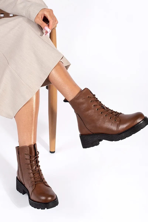 Bruine schoenen met dikke zool van... Bruine schoenen met dikke zool van...