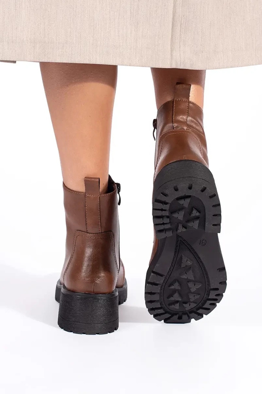 Bruine schoenen met dikke zool van... Bruine schoenen met dikke zool van...