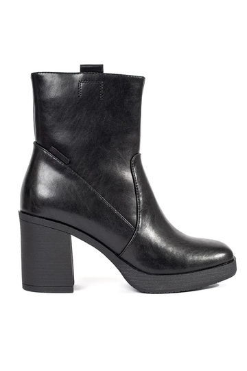 Schwarze Stiefel mit Absatz...