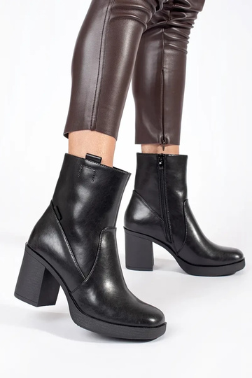 Schwarze Stiefel mit Absatz... 2